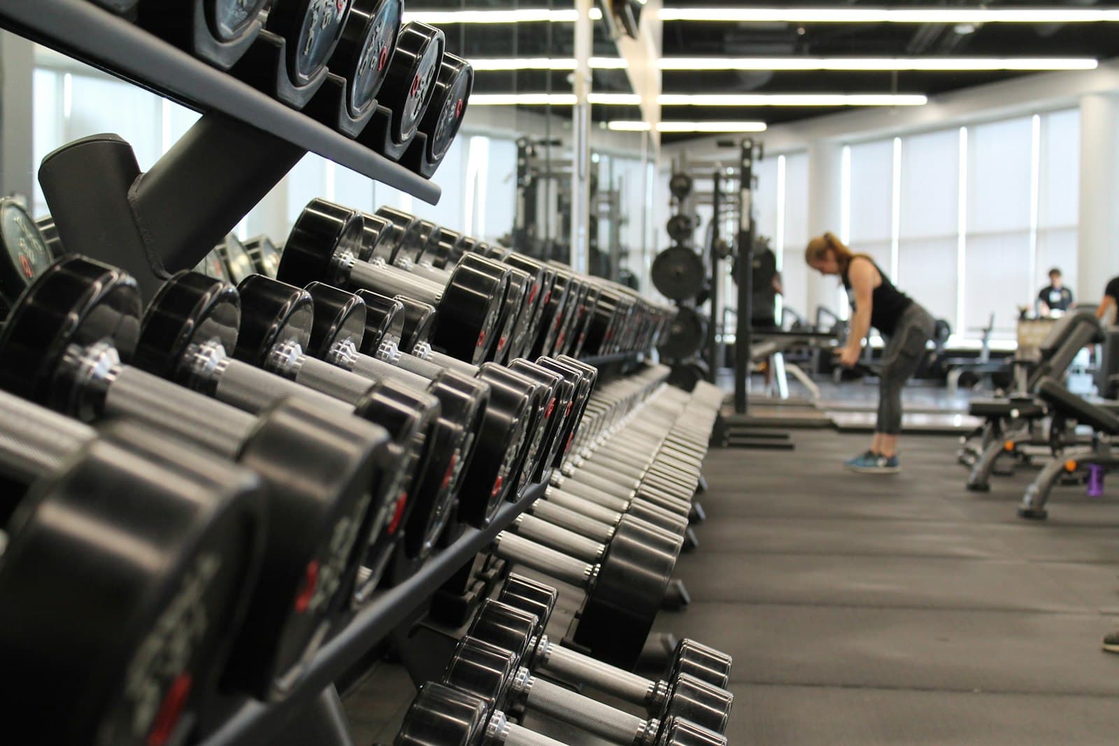 Person strength training with an AI-assisted weekly gym plan